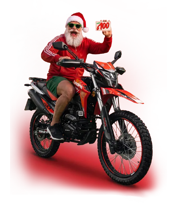 Papá Noel en moto mostrando una gift card de $100